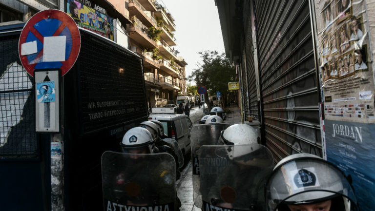 Νέα αστυνομική επιχείρηση εκκένωσης κτηρίου στην Πατησίων – Προσαγωγές και συλλήψεις (video)