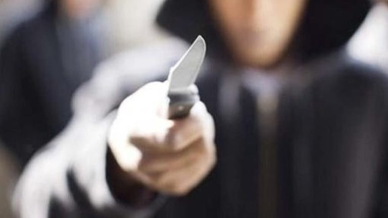 26χρονος υπό την επήρεια ουσιών απείλησε με σουγιά  ιερέα και νεωκόρο