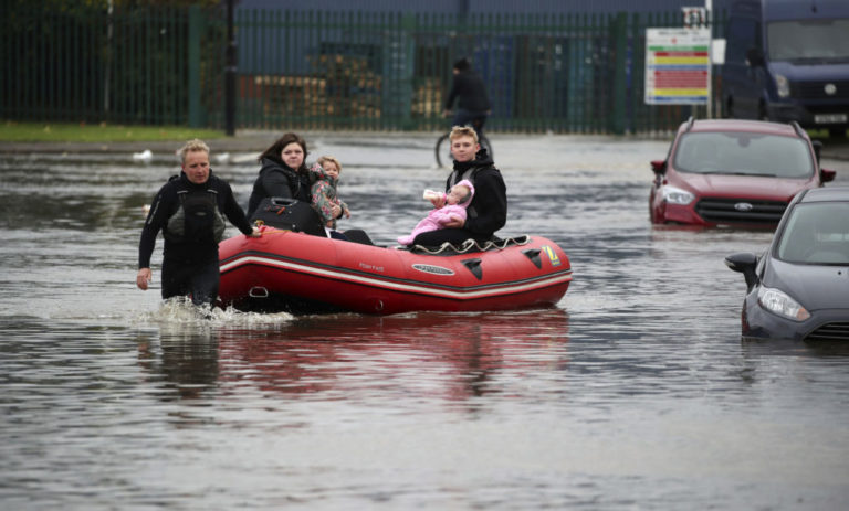 Νεκρή γυναίκα από τις πλημμύρες στη Β. Αγγλία – Εκκενώθηκαν περιοχές