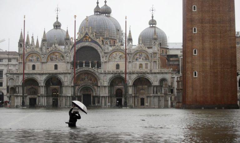 Κύμα κακοκαιρίας σαρώνει την Ιταλία – Κάτω απ’το νερό η Βενετία