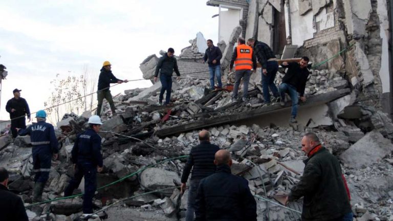 Αυξάνεται δραματικά ο κατάλογος των νεκρών από τον σεισμό στην Αλβανία