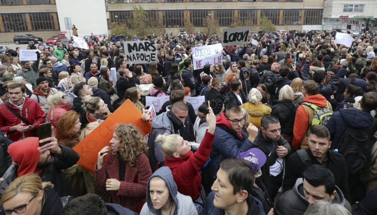 Βοσνία-Ερζεγοβίνη: Στους δρόμους πολίτες για την κακοποίηση παιδιών σε ίδρυμα (video)