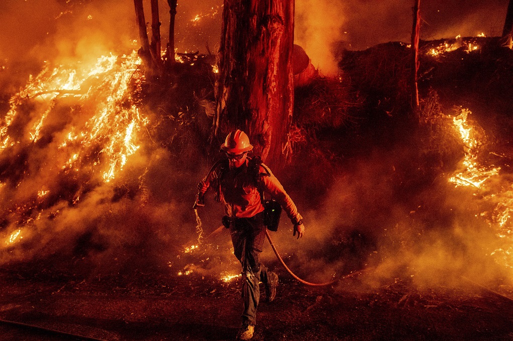 Πυρκαγιά στην Καλιφόρνια: Απειλεί πετρελαιοπηγές και χιλιάδες σπίτια (video)