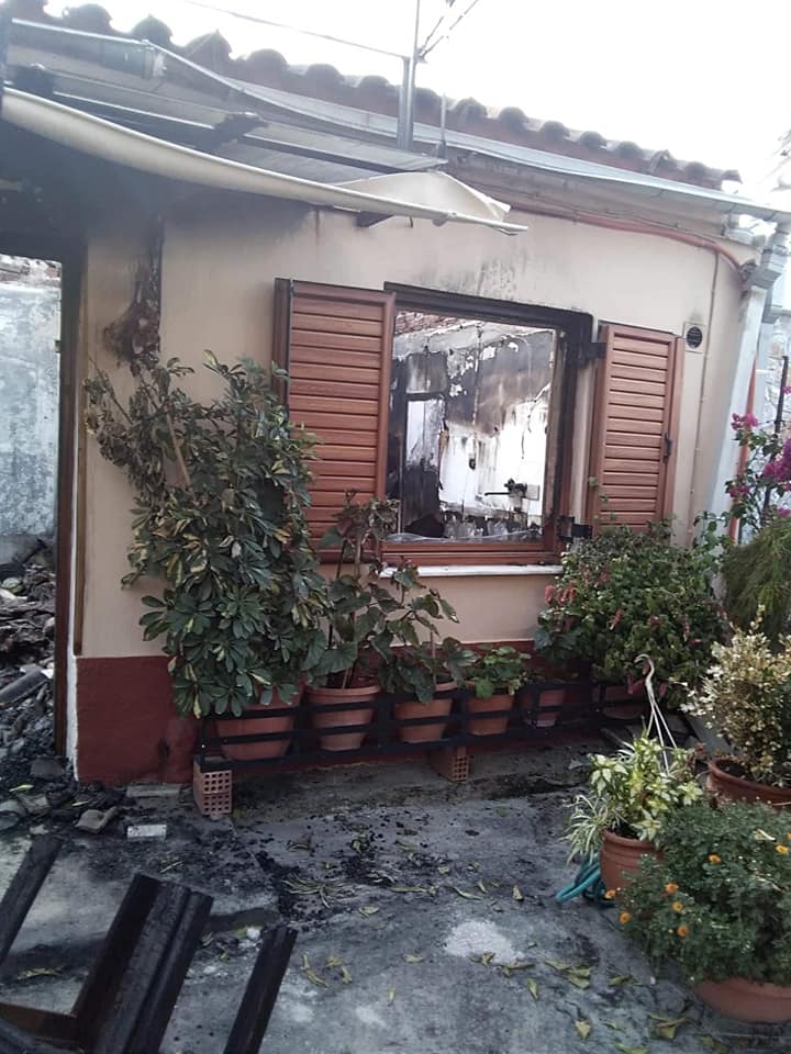 Άντε να ξαναφτιάξουμε το σπίτι του ηλικιωμένου ζευγαριού που κάηκε στα Λουτρά. Κανένας Μόνος!