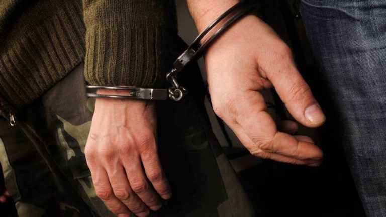 Πήγαν για δουλειές τους στην Αστυνομία και τελικά φόρεσαν χειροπέδες για απείθεια