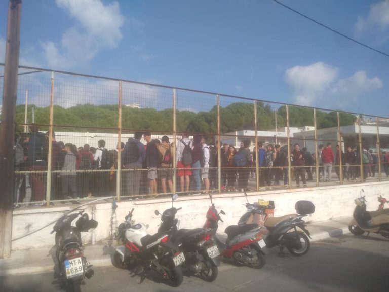Κινητοποίηση  750 μαθητών  του σχολικού συγκροτήματος Υφαντηριων Μυτιλήνης για τις καθυστερήσεις εργασιών