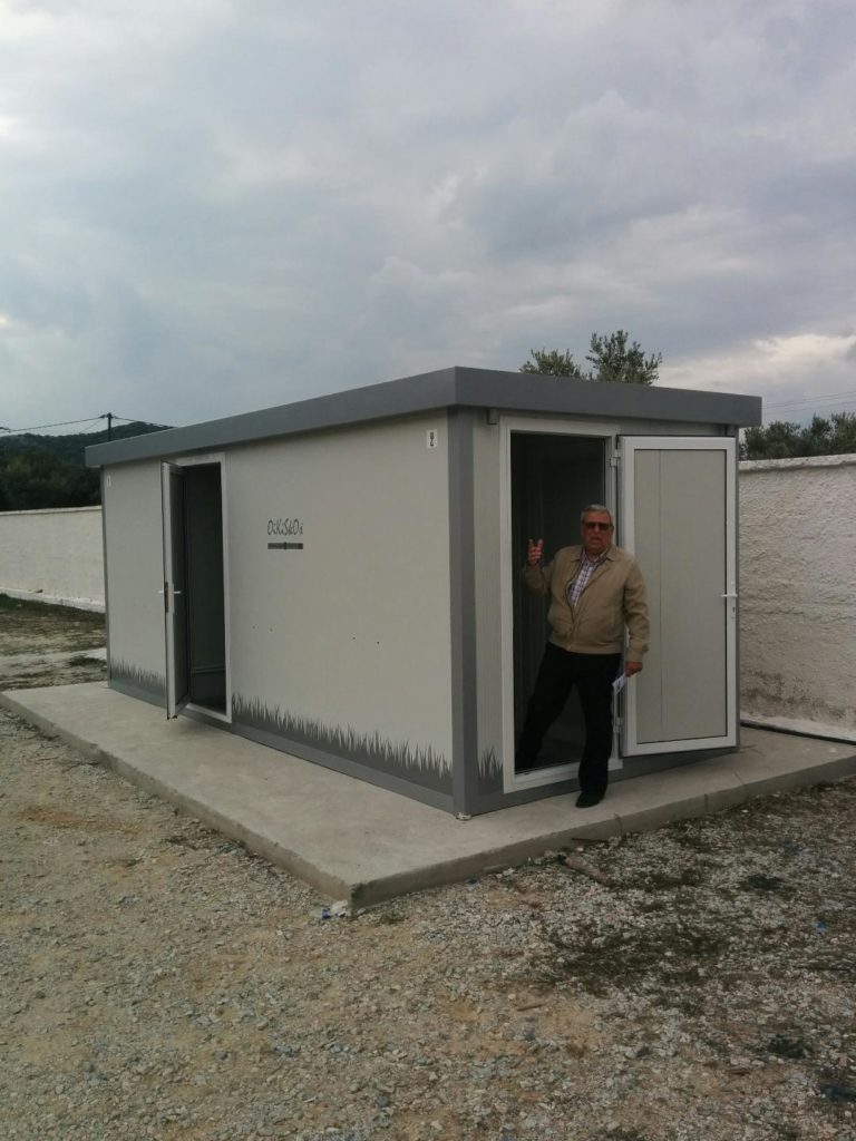 Λυόμενες τουαλέτες στο δημοτικό γήπεδο Λουτρών