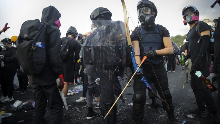 Στα πρόθυρα κατάρρευσης το Χονγκ Κονγκ-Κλειστά τα σχολεία την Πέμπτη (video)