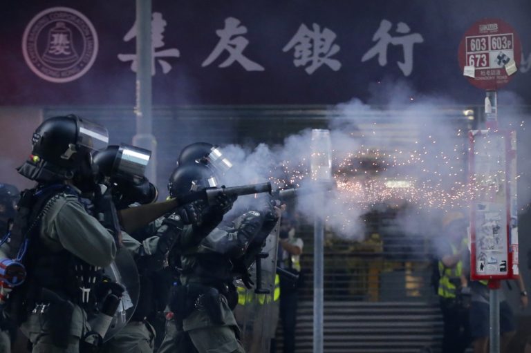 “Πεδίο μάχης” οι δρόμοι του Χονγκ Κονγκ-Συγκρούσεις, δακρυγόνα και συλλήψεις (video)