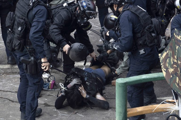Εισβολή της αστυνομίας στην Πολυτεχνική σχολή του Χονγκ Κονγκ – Αντιδράσεις