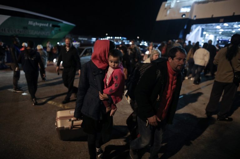 Στο λιμάνι του Πειραιά 172 πρόσφυγες και μετανάστες  από τα νησιά του Αιγαίου (video)