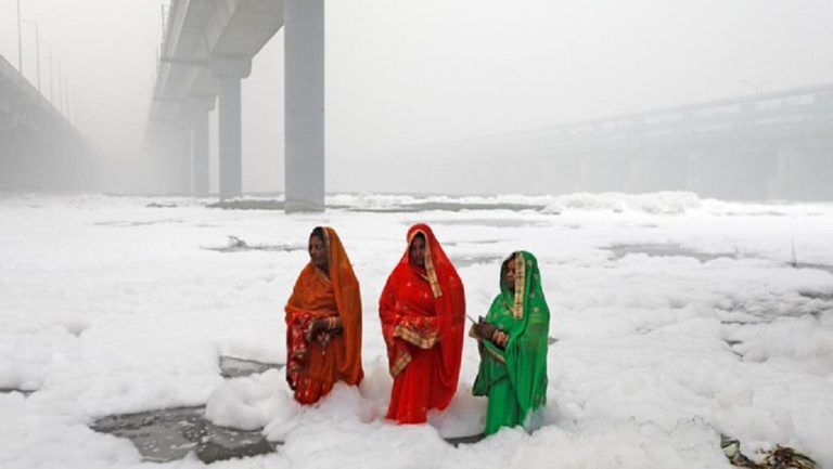 Τοξικός αφρός σε ποτάμια και δρόμους του Νέου Δελχί
