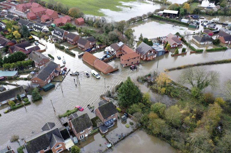 Στο έλεος των πλημμυρών η νότια Αγγλία (video)