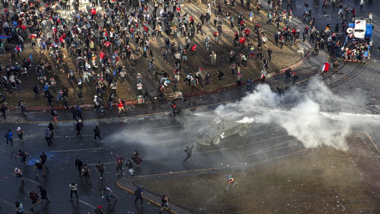 Χιλιάδες οι διαδηλωτές στη Χιλή-Νέα επεισόδια στο Σαντιάγο