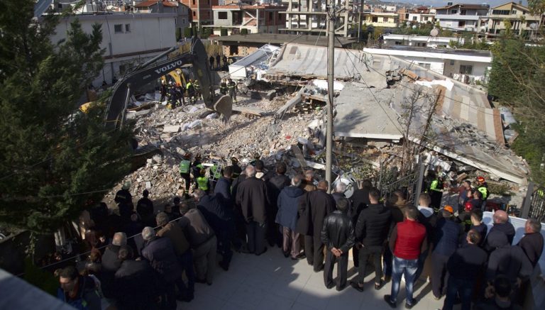 Αλβανία: Πένθος και αγωνία-Τιτάνια η μάχη των σωστικών συνεργείων και της ΕΜΑΚ (video)