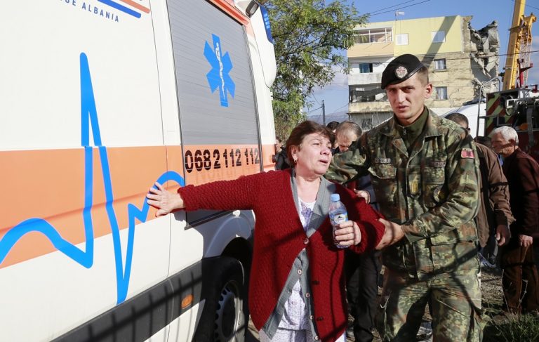 Αλβανία: Θρήνος και αγωνία πάνω από τα ερείπια-Μάχη για τον εντοπισμό επιζώντων- Η ΕΡΤ στον τόπο της τραγωδίας (video)