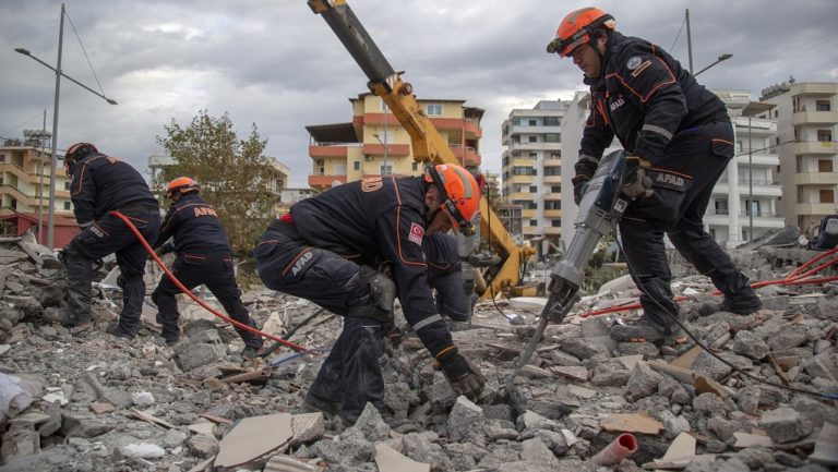 Αλβανία: Άνιση η μάχη με το χρόνο για τον εντοπισμό επιζώντων-Πηγαίνουν και Έλληνες πολιτικοί μηχανικοί (video)