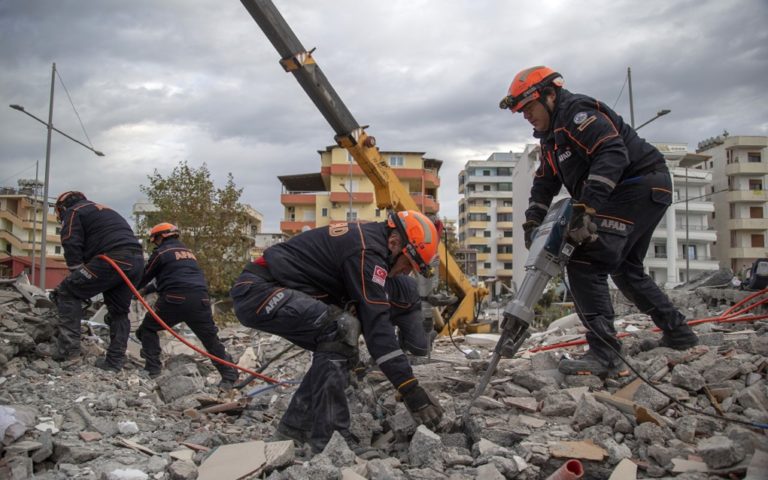 Τραγωδία δίχως τέλος στην Αλβανία-Επίσημα 51 νεκροί-Πόλη φάντασμα το Δυρράχιο (video)