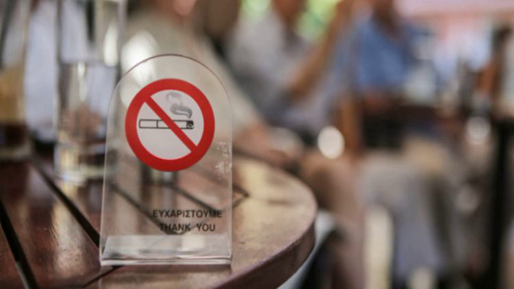 Υψηλά τα ποσοστά συμμόρφωσης στον αντικαπνιστικό νόμο-Καμπανάκι για τις “λέσχες καπνού”