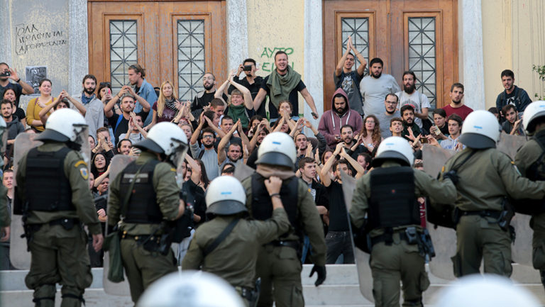 Ένταση και τραυματισμοί στην ΑΣΟΕΕ-Σφοδρή πολιτική αντιπαράθεση (video)