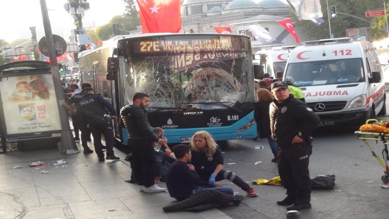 Κωνσταντινούπολη:Πεζοί παρασύρθηκαν από λεωφορείο-Επιτέθηκε με μαχαίρι ο οδηγός (video)