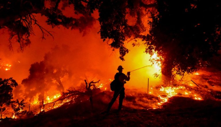 Eκκένωση περιοχών στη Σάντα Μπάρμπαρα των ΗΠΑ λόγω πυρκαγιάς