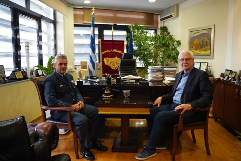 Στον δήμαρχο Λαρισαίων ο διοικητής της Μοίρας του ΑΤΑ