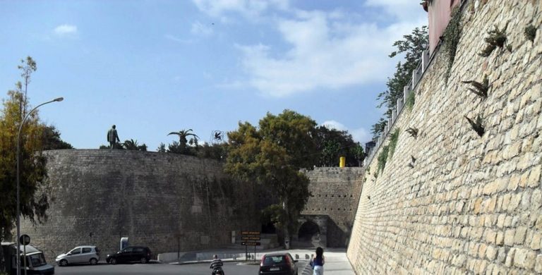 Έπεσε από τα ενετικά τείχη