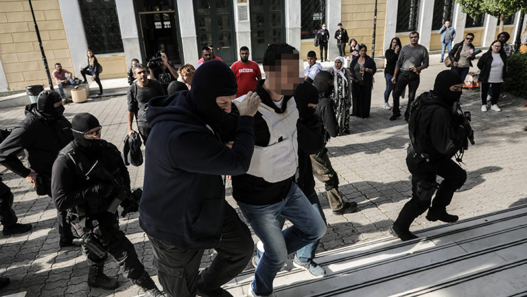 “Επαναστατική Αυτοάμυνα”: Προφυλακιστέοι οι συλληφθέντες για τρομοκρατία (video)