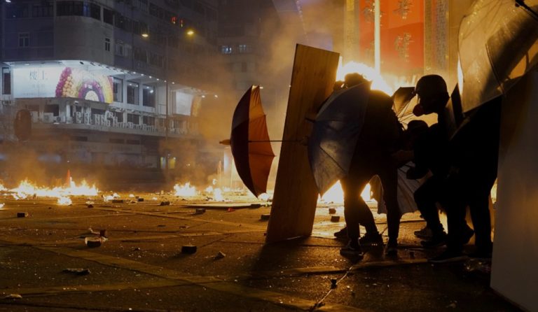 Εκρηκτική η κατάσταση στο Χονγκ Κονγκ-Περίπου 200 διαδηλωτές παραμένουν στο Πολυτεχνείο