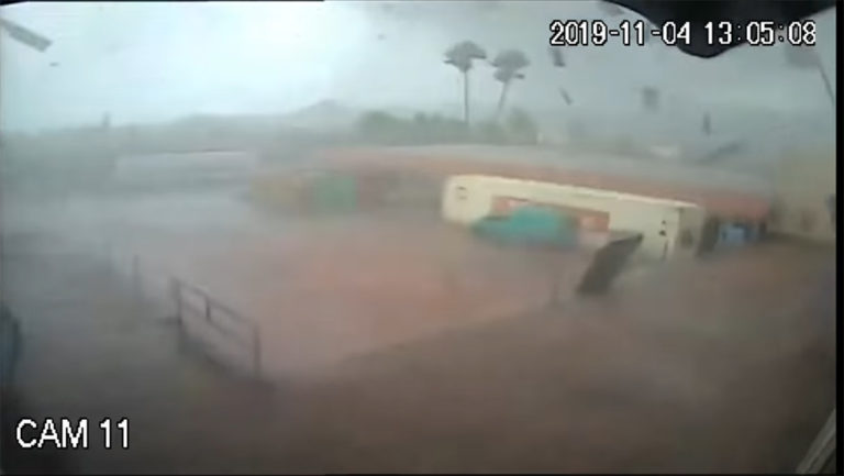 Καλαμάτα: Κάμερα ασφαλείας εργοστασίου κατέγραψε το σαρωτικό πέρασμα ανεμοστρόβιλου (video)
