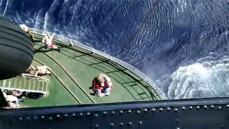 Μεταφορά με ελικόπτερο ασθενούς από πλοίο του ρωσικού Πολεμικού Ναυτικού ανοιχτά της Γαύδου (video)
