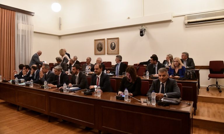 Αναβλήθηκε η συνεδρίαση της Προανακριτικής – Προσήλθαν Πολάκης και Τζανακόπουλος (video)