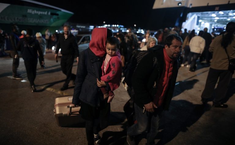 Στον Πειραιά έφθασαν 75 πρόσφυγες και μετανάστες από τη Λέσβο