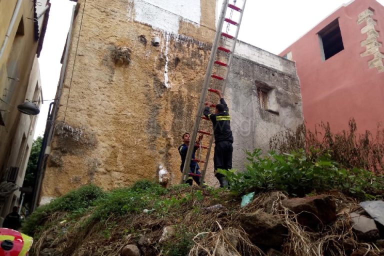 Χανιά: Η Πυροσβεστική κατέβασε άνδρα που “κρεμάστηκε” σε τοίχο ενώ έβαφε