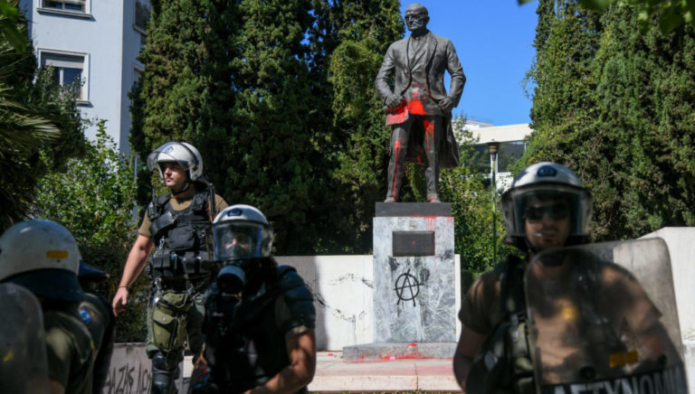 ΠΑΜΕ: Συγκέντρωση για τη δίκη λόγω επεισοδίων στο άγαλμα του Τρούμαν
