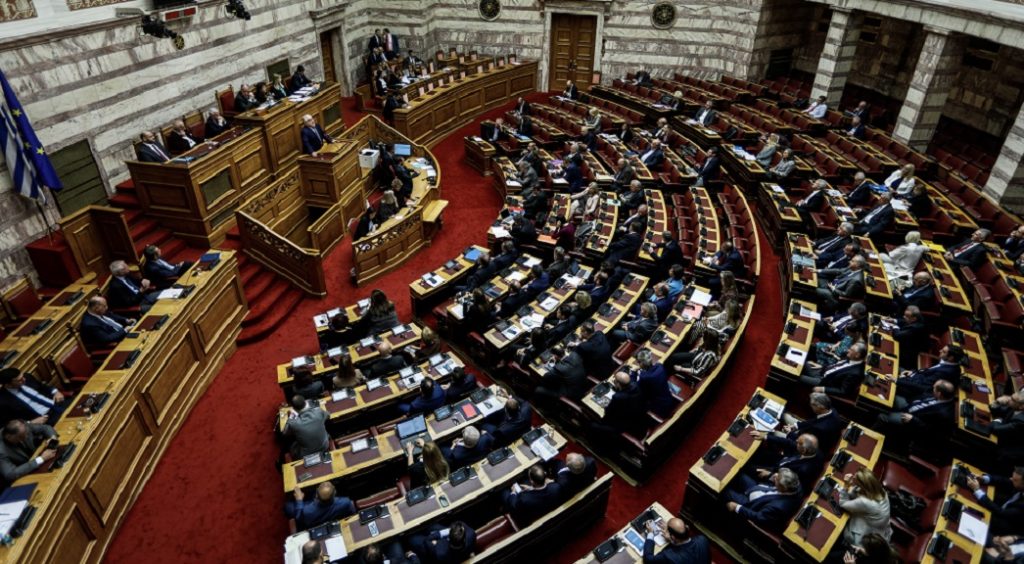 Αναθεώρηση Συντάγματος: Ποινική ευθύνη υπουργών και ψήφος των ομογενών στη συνεδρίαση της Βουλής (video)