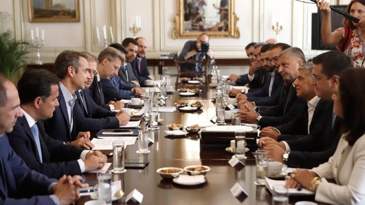 Μεγαλύτερη απορρόφηση του ΕΣΠΑ και μεταναστευτικό στη συνάντηση του πρωθυπουργού με τους 13 περιφερειάρχες (video)