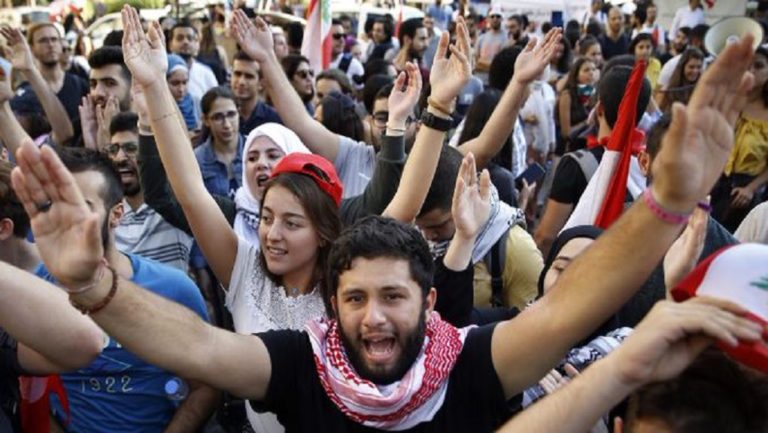 Πληροφορίες για νεκρό στον Λίβανο-Αγνόησαν οι διαδηλωτές έκκληση του προέδρου