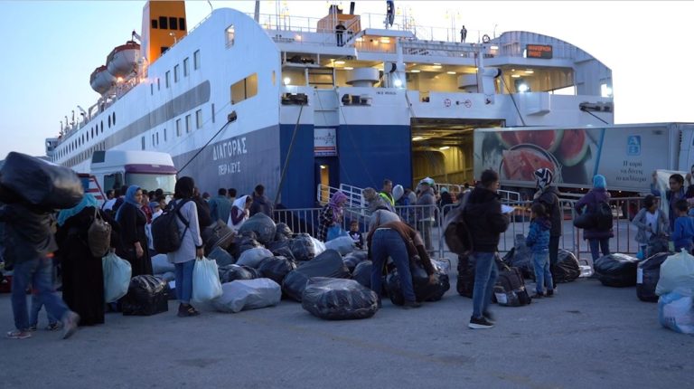 Στον Πειραιά 120 μετανάστες και πρόσφυγες από νησιά του Αιγαίου