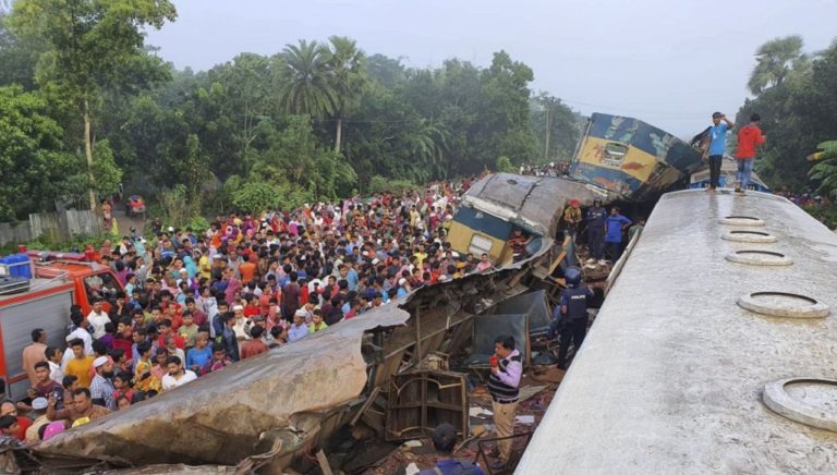 Πολύνεκρο σιδηροδρομικό δυστύχημα στο Μπαγκλαντές (video)