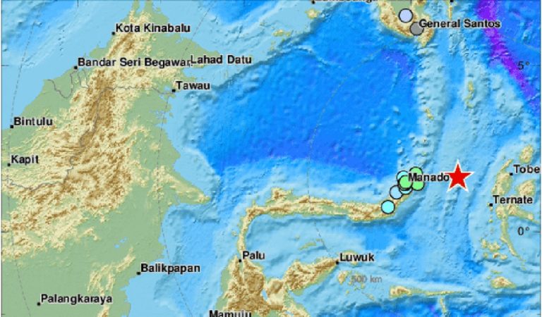 Ισχυρός σεισμός 7,4 R στην Ινδονησία-Ήρθη η προειδοποίηση για το τσουνάμι (video)