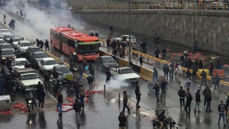 Αιματηρές διαδηλώσεις στο Ιράν-Ο Αγιατολάχ Χαμενεΐ “βλέπει” ξένους εχθρούς