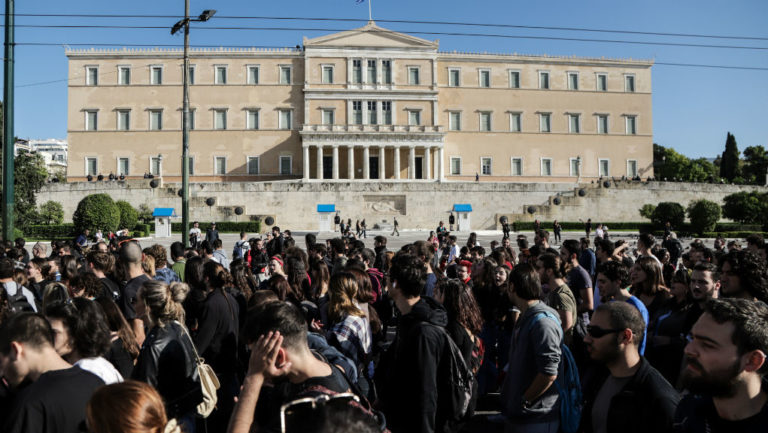 Πορεία προς τη βουλή πραγματοποιούν οι φοιτητές (video)