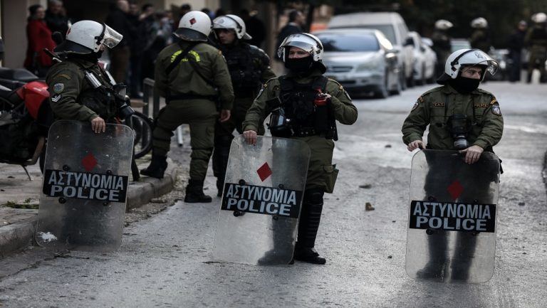 Επίθεση σε διμοιρία των ΜΑΤ στα Εξάρχεια