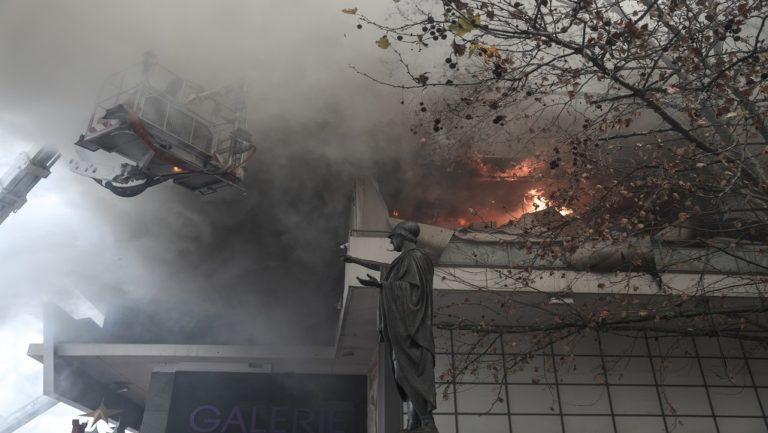 Σοβαρές ζημιές από την πυρκαγιά στο πολυκατάστημα στον Χολαργό