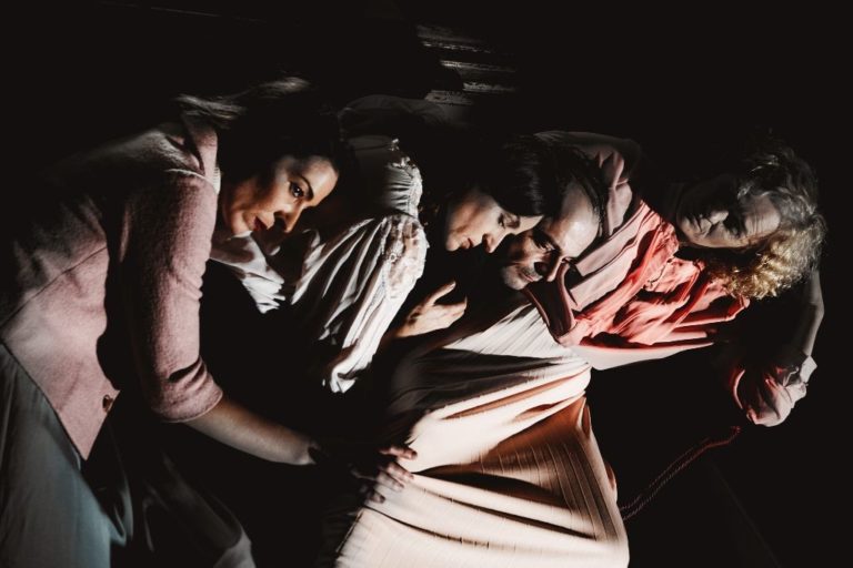 «Τρεις αδελφές» στο Θέατρο Βεάκη
