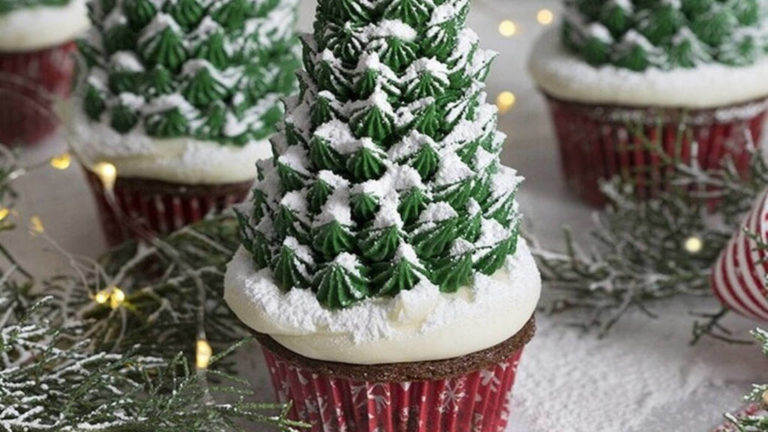 Ένα Χριστουγεννιάτικο δέντρο από χιλιάδες cupcakes