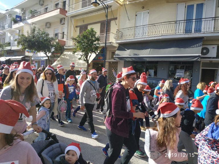 Εκατοντάδες Αη Βασίληδες στους δρόμους της Ηγουμενίτσας