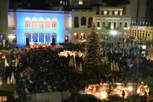 Η Πάτρα «φόρεσε» και επίσημα τα γιορτινά της